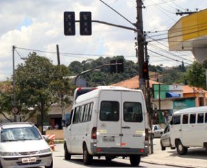 Motoristas e pedestres sofrem com a falta dos semáforos