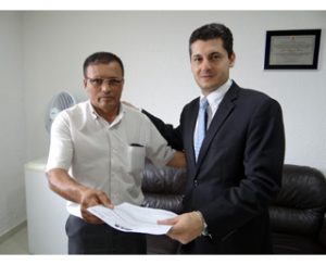 Zé Nelson recebeu documento do presidente da OAB, Dr. Ricardo Abou Rizk