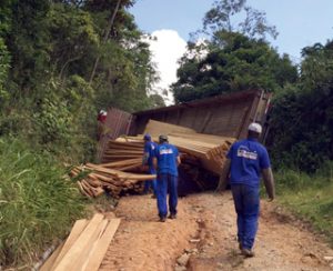 Caminhão tombou na última terça-feira (4)