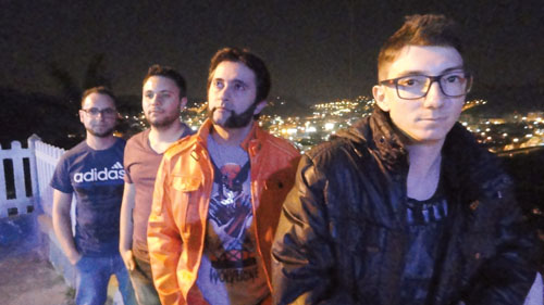 Rafael Guerra (vocalista), Luis Martins (baixo e vocal), Alexandre Strático (guitarra e vocal) e Luciano Oliveira (bateria)