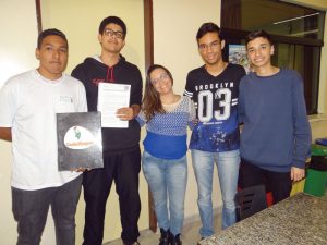Os alunos Thiago, Feliph, Lucas e Thiago, ao lado da professora Cintia Pinho