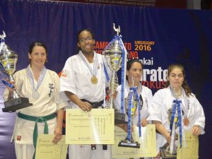Caroline Araújo foi campeã do Sulamericano de Karatê Shinkyokushin