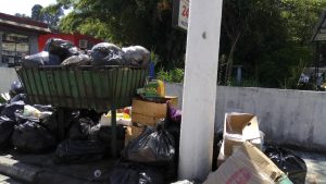 Lixo está se acumulando na cidade