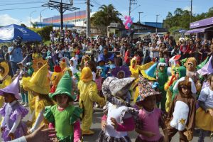 População prestigiou Desfile Cívico durante o feriado do dia 1º de maio