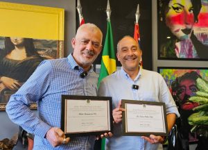 O vice Rubão e o prefeito Guto exibem os seus diplomas